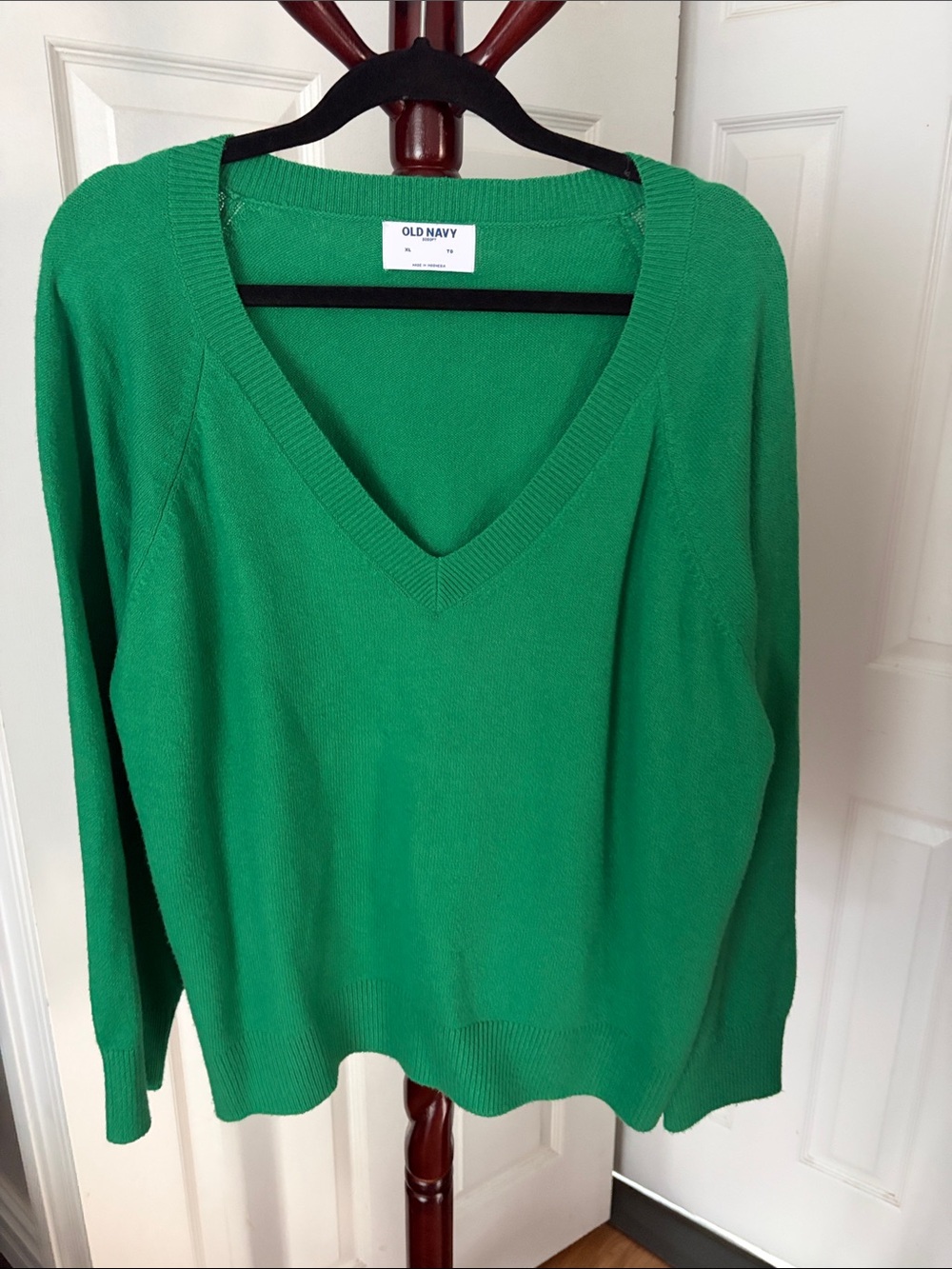 Old Navy Women's Kelly Green V-Neck Sweater
